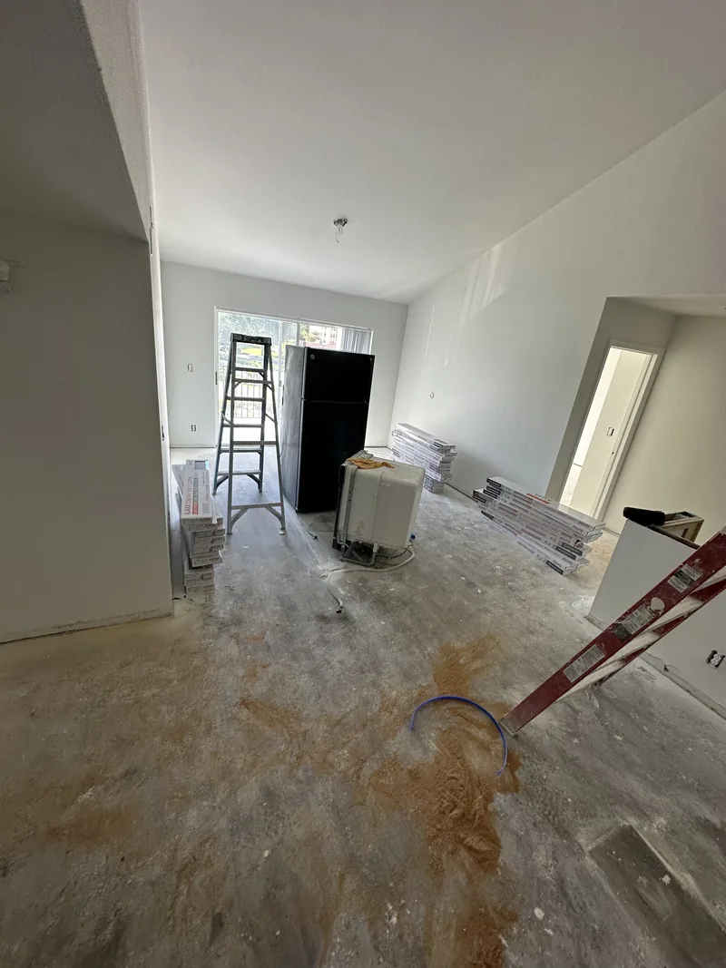 Open kitchen and room with the floor still in preparation