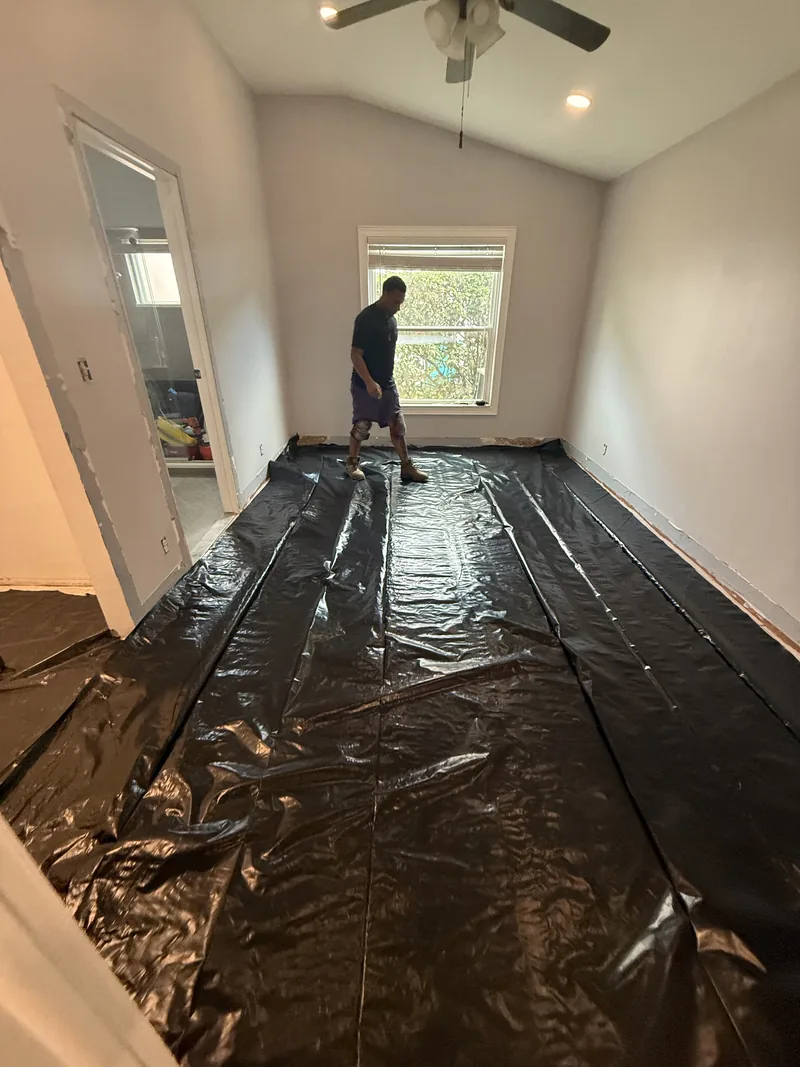 Worker in a room with the floor area protected during the work
